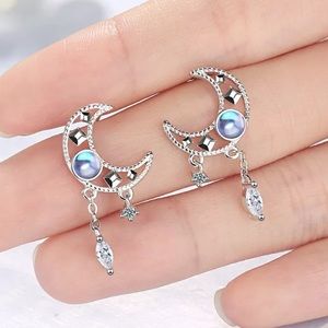 🌙Elegant SilverTone Celestial Moon Dangle Earrings🌙